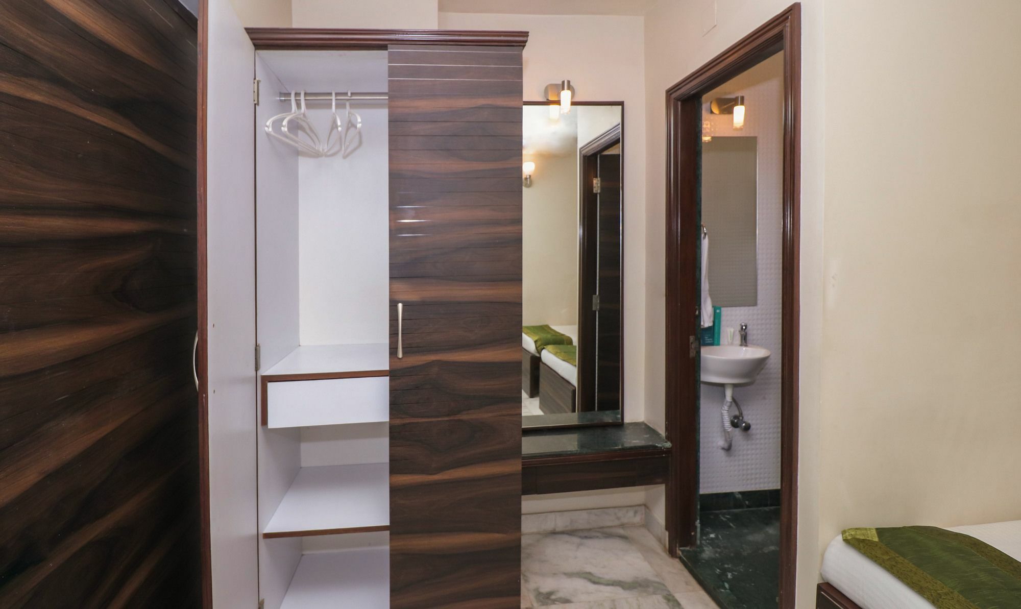 Capital O 8318 Beeu Guest House Liluāh Zewnętrze zdjęcie